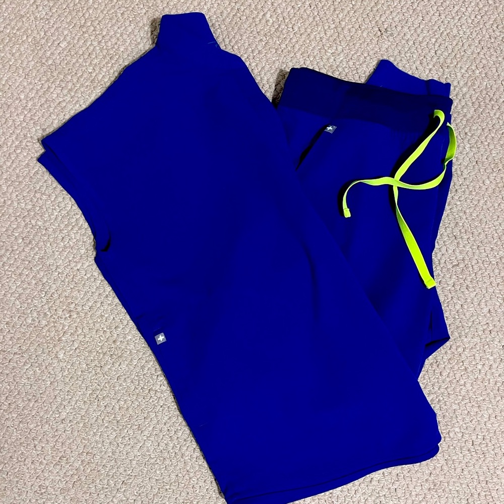 FIGS scrubs. Medium Rafaela top and Large jogger bottoms.